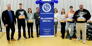 Gut gelaunt nach dem offiziellen Teil: Jürgen Wegner (Moderator des Talks und SZ/BZ-Chefreporter), Arian Kostrica (Boxen), Bettina Leeb (Triathlon), Dr. Heinrich Reidelbach (Präsident VfL Sindelfingen), Anne Köhler (VfL-Geschäftsführerin), Mia Jurenka (Leichtathletik), Tobias Leeb (Triathlon) und Tizian Lauria (Leichtathletik).